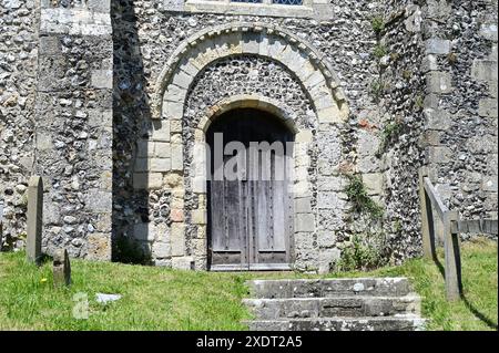 Geschlossene Doppeltüren einer normannischen Kirche in Großbritannien. Stockfoto