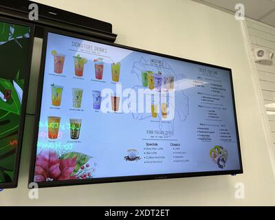 USA. Januar 2022. Elektronische Menütafel im Lilikoi Boba, einem Bubble-Tee-Restaurant in Lafayette, Kalifornien, 20. Januar 2022. Foto von Sftm. (Foto: Gado/SIPA USA) Credit: SIPA USA/Alamy Live News Stockfoto
