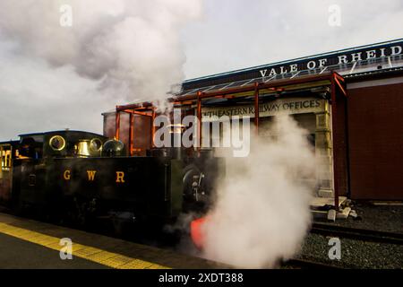 Die alte Dampflokomotive, umhüllt von einer Dampfwolke, erreichte den Bahnhof Vale of Rheidol in Aberystwyth in Wales Stockfoto