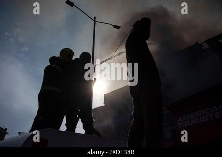 Srinagar, Jammu Und Kaschmir, Indien. Juni 2024. Feuerwehrleute versuchen, das Feuer, das den masjid und mehrere andere Wohngebäude in der verstopften Innenstadt von Bohri Kadal in Srinagar erfasst, unter Kontrolle zu bringen. (Credit Image: © Adil Abass/ZUMA Press Wire) NUR REDAKTIONELLE VERWENDUNG! Nicht für kommerzielle ZWECKE! Quelle: ZUMA Press, Inc./Alamy Live News Stockfoto