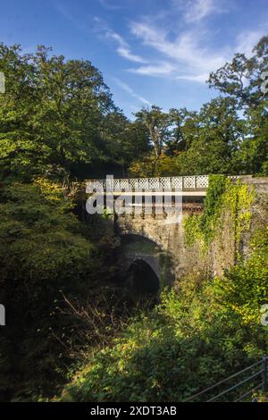 Die drei gestapelten Brücken der Devils Bridge mit klarem blauen Himmel Stockfoto