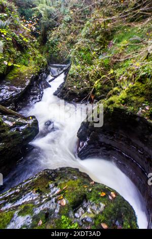 Der schnell fließende Fluss des Mynach fließt durch eine Reihe von Schlaglöchern, bekannt als die Devils Punch Bowl in den Cambrian Mountains von Wales Stockfoto