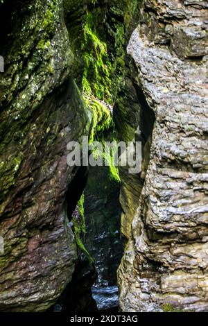 Die enge Schlucht, durch die der Fluss Mynach fließt, unter der Devils Bridge in Wales. Stockfoto