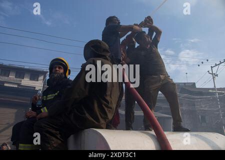 Srinagar, Jammu Und Kaschmir, Indien. Juni 2024. Feuerwehrleute versuchen, das Feuer, das den masjid und mehrere andere Wohngebäude in der verstopften Innenstadt von Bohri Kadal in Srinagar erfasst, unter Kontrolle zu bringen. (Credit Image: © Adil Abass/ZUMA Press Wire) NUR REDAKTIONELLE VERWENDUNG! Nicht für kommerzielle ZWECKE! Quelle: ZUMA Press, Inc./Alamy Live News Stockfoto