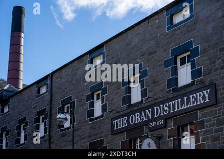 Vorderfassade des Oban Distillery Building in Oban an an der Westküste Schottlands. Oktober 2018 Stockfoto