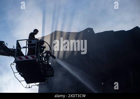 Srinagar, Jammu Und Kaschmir, Indien. Juni 2024. Feuerwehrleute versuchen, das Feuer, das den masjid und mehrere andere Wohngebäude in der verstopften Innenstadt von Bohri Kadal in Srinagar erfasst, unter Kontrolle zu bringen. (Credit Image: © Adil Abass/ZUMA Press Wire) NUR REDAKTIONELLE VERWENDUNG! Nicht für kommerzielle ZWECKE! Quelle: ZUMA Press, Inc./Alamy Live News Stockfoto