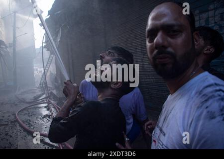 Srinagar, Jammu Und Kaschmir, Indien. Juni 2024. Die Menschen versuchen, das Feuer zu kontrollieren, das den masjid und mehrere andere Wohngebäude in der verstopften Innenstadt von Bohri Kadal in Srinagar erfasst. (Credit Image: © Adil Abass/ZUMA Press Wire) NUR REDAKTIONELLE VERWENDUNG! Nicht für kommerzielle ZWECKE! Quelle: ZUMA Press, Inc./Alamy Live News Stockfoto