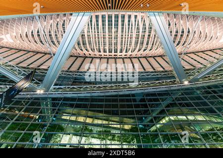 Innenraum, Gebäude des Tokyo International Forums bei Nacht. Blick direkt nach oben auf den Rumpfrahmen des Glas- und Stahldachs mit Überkopfstegen. Stockfoto