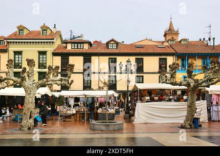 An einem feuchten Januartag im Mercado del Fontán Oviedo Asturias Spanien finden Sie am Plaza de Daoiz y Velarde in der Altstadt Einkäufer Stockfoto