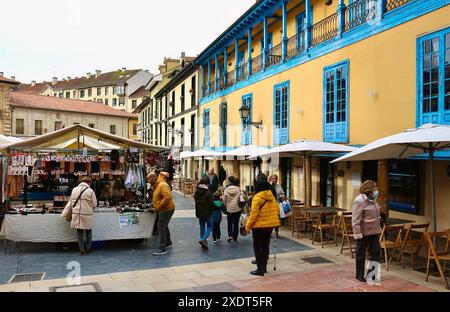 An einem feuchten Januartag im Mercado del Fontán Oviedo Asturias Spanien finden Sie am Plaza de Daoiz y Velarde in der Altstadt Einkäufer Stockfoto