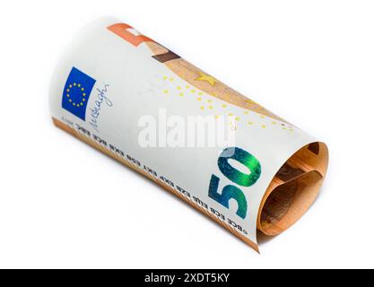 Konzept vieler Euro: Ein Stapel gerollter 50-Euro-Scheine auf weißem Hintergrund 2 Stockfoto