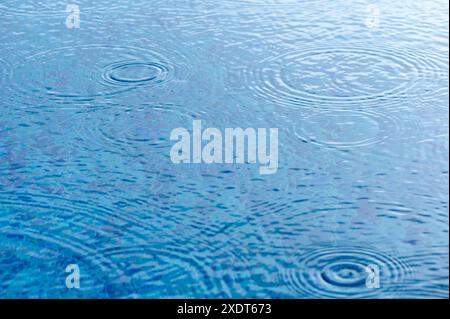 Runde Wassertröpfchen über Kreise auf Poolwasser. 12 Stockfoto