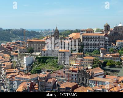 PORTO, PORTUGAL - 24. APRIL 2024: Blick auf das Stadtzentrum von Porto vom Aussichtspunkt. Stockfoto