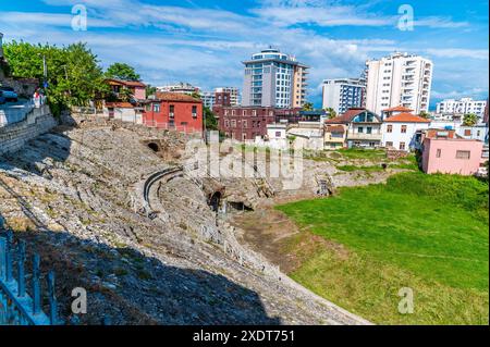 Ein Blick auf das römische Amphitheater in Durres, Albanien im Sommer Stockfoto