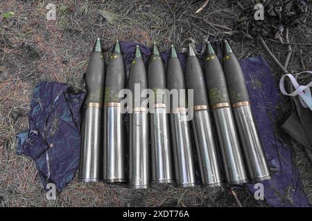 Charkiv, Ukraine. Juni 2024. Munition für eine Artillerieeinheit der 57. Brigade in der Nähe von Wowchansk, Charkiw Oblast. Die Kämpfe in der Oblast Charkiw haben zugenommen, seit Russland im Mai seine letzte Offensive in der Region gestartet hat. (Credit Image: © Laurel Chor/SOPA Images via ZUMA Press Wire) NUR REDAKTIONELLE VERWENDUNG! Nicht für kommerzielle ZWECKE! Stockfoto