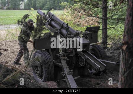 Charkiv, Ukraine. Juni 2024. Eine Artillerieeinheit der 57. Brigade feuert auf russische Stellungen in der Nähe von Wowchansk, Charkiw Oblast. Die Kämpfe in der Oblast Charkiw haben zugenommen, seit Russland im Mai seine letzte Offensive in der Region gestartet hat. (Credit Image: © Laurel Chor/SOPA Images via ZUMA Press Wire) NUR REDAKTIONELLE VERWENDUNG! Nicht für kommerzielle ZWECKE! Stockfoto