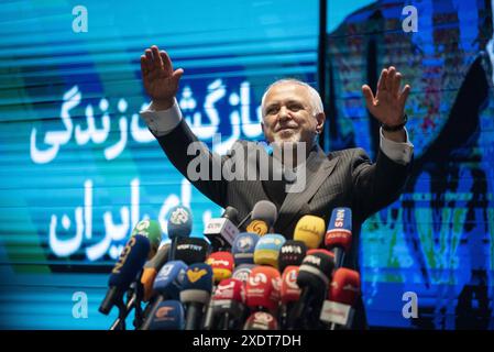 Teheran, Teheran, Iran. Juni 2024. Mohammad Javad Zarif, ehemaliger Außenminister, spricht während des Wahlkampfes von Masoud Pezeshkian am 19. Juni 2024 in Teheran. (Kreditbild: © Sobhan Farajvan/Pacific Press via ZUMA Press Wire) NUR REDAKTIONELLE VERWENDUNG! Nicht für kommerzielle ZWECKE! Stockfoto