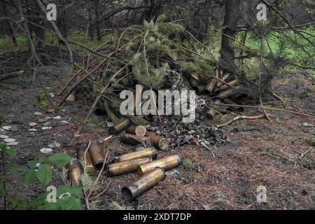 Charkiv, Ukraine. Juni 2024. Munition für eine Artillerieeinheit der 57. Brigade in der Nähe von Wowchansk, Charkiw Oblast. Die Kämpfe in der Oblast Charkiw haben zugenommen, seit Russland im Mai seine letzte Offensive in der Region gestartet hat. (Credit Image: © Laurel Chor/SOPA Images via ZUMA Press Wire) NUR REDAKTIONELLE VERWENDUNG! Nicht für kommerzielle ZWECKE! Stockfoto