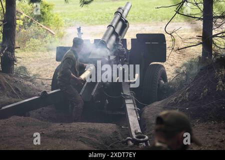 Charkiv, Ukraine. Juni 2024. Eine Artillerieeinheit der 57. Brigade feuert auf russische Stellungen in der Nähe von Wowchansk, Charkiw Oblast. Die Kämpfe in der Oblast Charkiw haben zugenommen, seit Russland im Mai seine letzte Offensive in der Region gestartet hat. (Credit Image: © Laurel Chor/SOPA Images via ZUMA Press Wire) NUR REDAKTIONELLE VERWENDUNG! Nicht für kommerzielle ZWECKE! Stockfoto