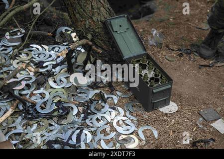 Charkiv, Ukraine. Juni 2024. Munition für eine Artillerieeinheit der 57. Brigade in der Nähe von Wowchansk, Charkiw Oblast. Die Kämpfe in der Oblast Charkiw haben zugenommen, seit Russland im Mai seine letzte Offensive in der Region gestartet hat. (Credit Image: © Laurel Chor/SOPA Images via ZUMA Press Wire) NUR REDAKTIONELLE VERWENDUNG! Nicht für kommerzielle ZWECKE! Stockfoto