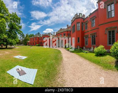 Romantisches Schloss mit roter Fassade. Hradek u Nechanic. Tschechische Republik. Nechanice. Panoramablick von außen. Stockfoto