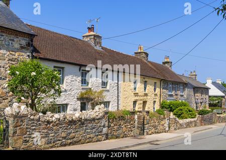 Reihe attraktiver walisischer Steinhütten in Long Street, Newport, Pembrokeshire. Wales, Großbritannien Stockfoto