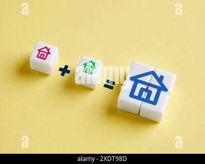 Zwei Häuser zu einem größeren zu kombinieren. Das Konzept, ein neues Haus zu kaufen, indem man die alten verkauft oder eine Hypothek für den Kauf eines größeren Hauses bekommt. Stockfoto