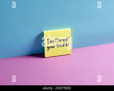 Freundschaftskonzept. Die Nachricht "vergiss deine Freunde nicht" auf einem Haftnotizpapier. Stockfoto