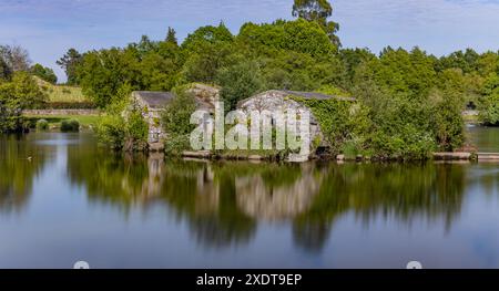 Lange Exposition bei Azenhas de Adaufe, alten Wassermühlen am Fluss, Braga, nördlich von Portugal. Stockfoto