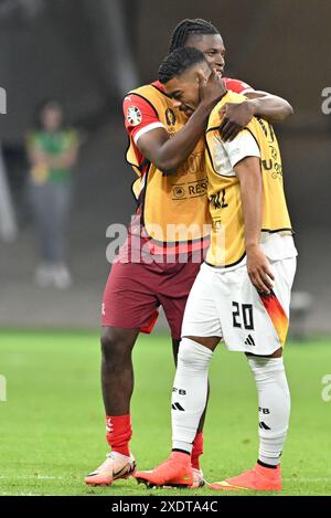 Breel Embolo (7) aus der Schweiz und Benjamin Henrichs (20) aus Deutschland nach einem Fußballspiel zwischen den Nationalmannschaften der Schweiz und Deutschlands am dritten Spieltag in der Gruppe A in der Gruppenphase des UEFA Euro 2024-Turniers am Sonntag, den 23. Juni 2024 in Frankfurt . Deutschland . FOTO SPORTPIX | David Catry Stockfoto