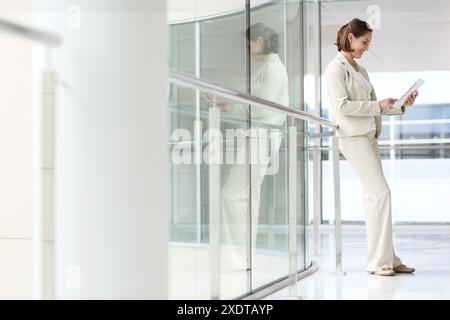Geschäftsfrau mit digital-Tablette Stockfoto