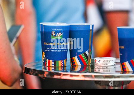 Fans und Fans Deutschlands und der Schweiz in der Fanszone im Stadtzentrum von Frankfurt am Main während eines Fußballspiels zwischen den Nationalmannschaften der Schweiz und Deutschlands am dritten Spieltag in Gruppe A in der Gruppenphase des UEFA Euro 2024-Turniers , am Montag den 23 . Juni 2024 in Frankfurt , Deutschland . FOTO SPORTPIX | Stijn Audooren Stockfoto