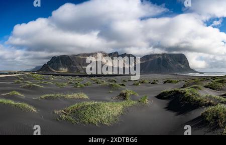Atemberaubender Panoramablick auf Vestrahorn, einen beeindruckenden 454 Meter hohen Berg. Stockfoto