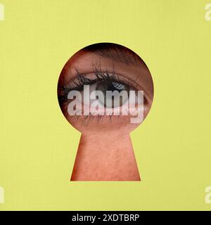 Frau, die durch das Schlüsselloch in der farbigen Oberfläche schaut Stockfoto