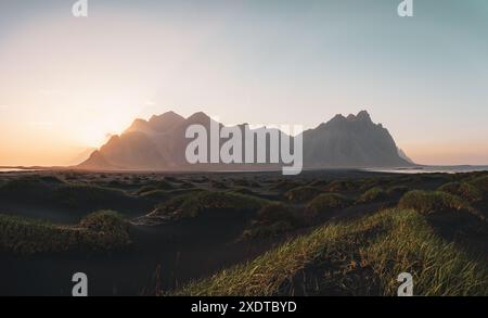 Atemberaubender Panoramablick auf Vestrahorn, einen beeindruckenden 454 Meter hohen Berg. Stockfoto