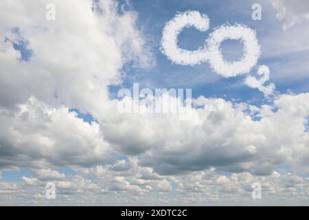 Blauer Himmel mit chemischer CO2-Formel und Wolken. Kohlendioxidemissionen Stockfoto