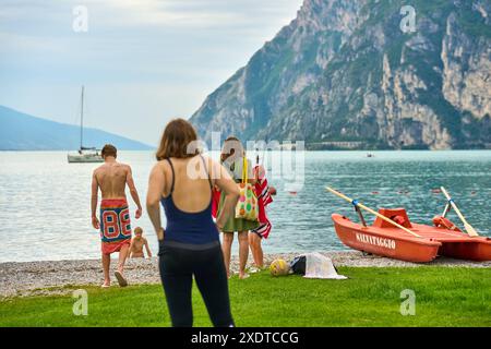 Riva del Garda, Gardasee, Italien - 24. Juni 2024: Touristen schwimmen am Gardasee in Riva del Garda *** Touristen beim Baden am Gardasee in Riva del Garda Stockfoto