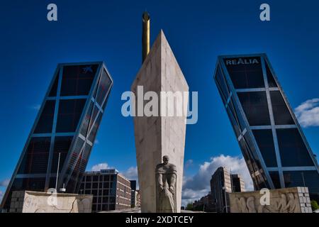 Blick auf das Denkmal des Bildhauers Jose Calvo Sotelo mit den Kio-Türmen im Hintergrund Stockfoto