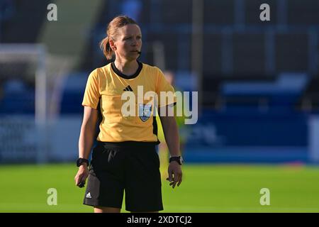 Norrkoping, Schweden, 24. Juni 2024: Schiedsrichterin Sara Wiinikka während des Spiels in der schwedischen Liga OBOS Damallsvenskan am 24. Juni 2024 zwischen IFK Norrkoping und IF Brommapojkarna in der Platinumcars Arena in Norrkoping, Schweden (Peter Sonander/SPP) Credit: SPP Sport Press Photo. /Alamy Live News Stockfoto