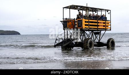 Seetraktor am Strand von Bigbury-on-Sea, South Hams, Devon, England, Großbritannien Stockfoto