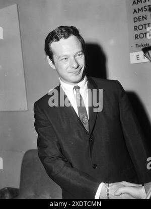 Ankunft von Brian Epstein (Beatles Manager) am Flughafen Schiphol (Grand Gala du Disque 1965) Stockfoto