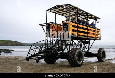 Seetraktor am Strand von Bigbury-on-Sea, South Hams, Devon, England, Großbritannien Stockfoto