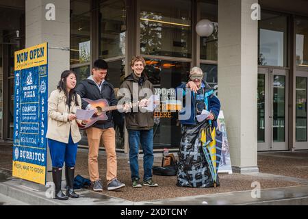 Berkeley, Kalifornien, USA - 24. März 2017: Studenten treten vor dem Gebäude der Studentenschaft auf. Stockfoto