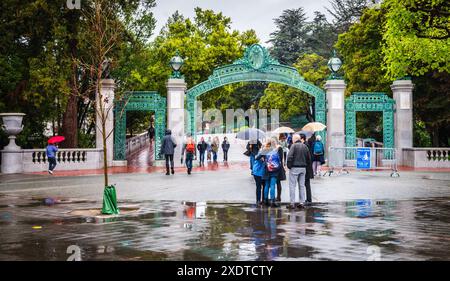 Berkeley, Kalifornien, USA - 24. März 2017: College-Tour-Treffen am UC Berkeley's Sather Gate an einem regnerischen Tag. Stockfoto