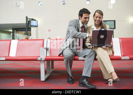 Geschäftsleute. Wartezimmer. Bahnhof Delicias, Zaragoza, Aragón. Spanien. Stockfoto