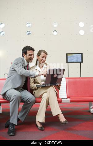 Geschäftsleute. Wartezimmer. Bahnhof Delicias, Zaragoza, Aragón. Spanien. Stockfoto