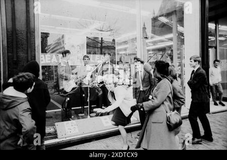 Beatles-Fans - Mode der 1960er Jahre - die Beatles im Fenster der Modekette Kreymborg am Grote Markt in Haarlem, 1964 Stockfoto