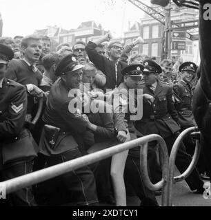 Betlemania - die Beatles in den Niederlanden - Holland, Juni 1964 - die Polizei hat Schwierigkeiten, die verrückten Fans zu kontrollieren Stockfoto