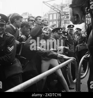 Betlemania - die Beatles in den Niederlanden - Holland, Juni 1964 - die Polizei hat Schwierigkeiten, die Fans zu kontrollieren Stockfoto