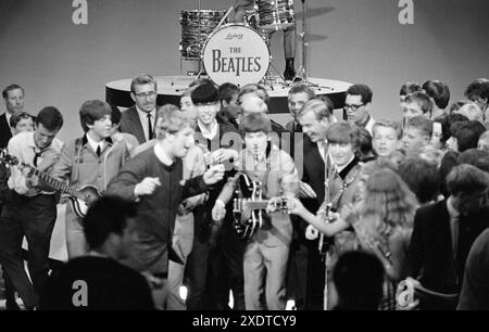 Tanzfans - die Beatles auf der Bühne - mit Schlagzeuger Jimmie Nicol, der Ringo Starr zeitweise ersetzt - in einem Fernsehstudio in Treslong, Niederlande. Juni 1964 Stockfoto